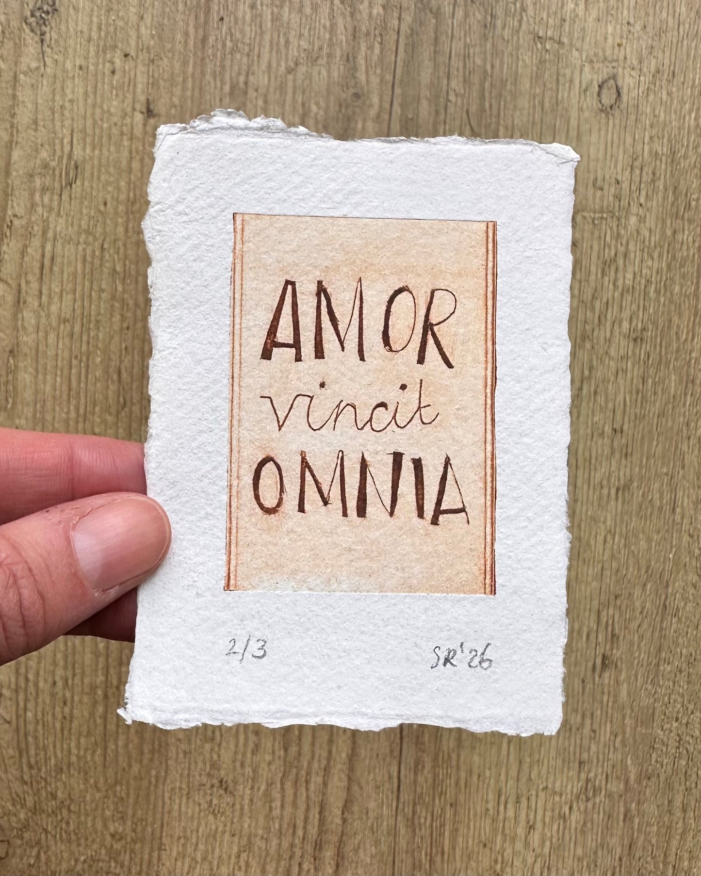 Amor vincit omnia oker - Tetrapak print 2