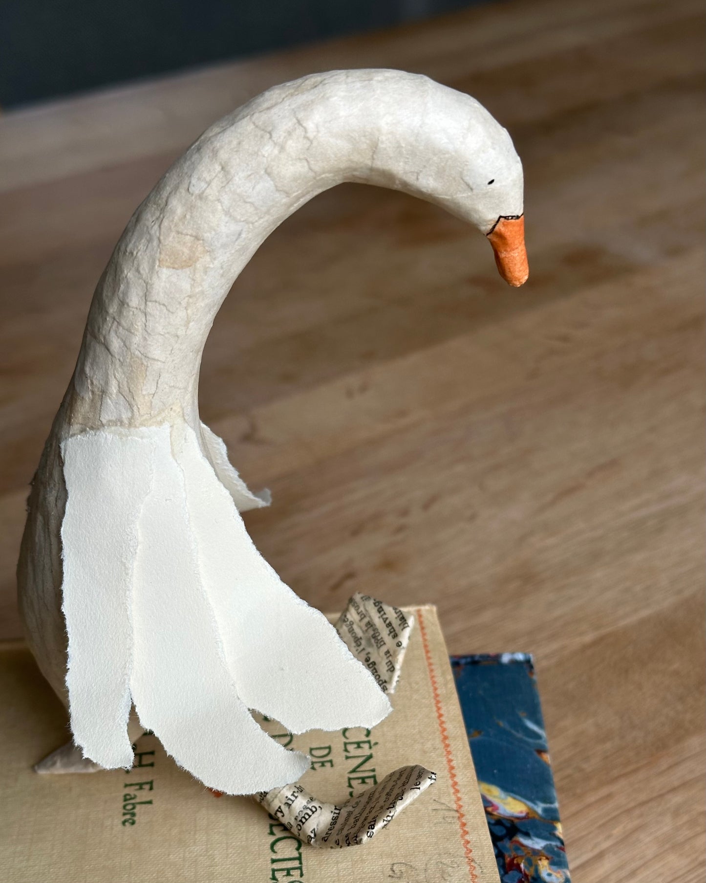 Toby zwaan van papier maché