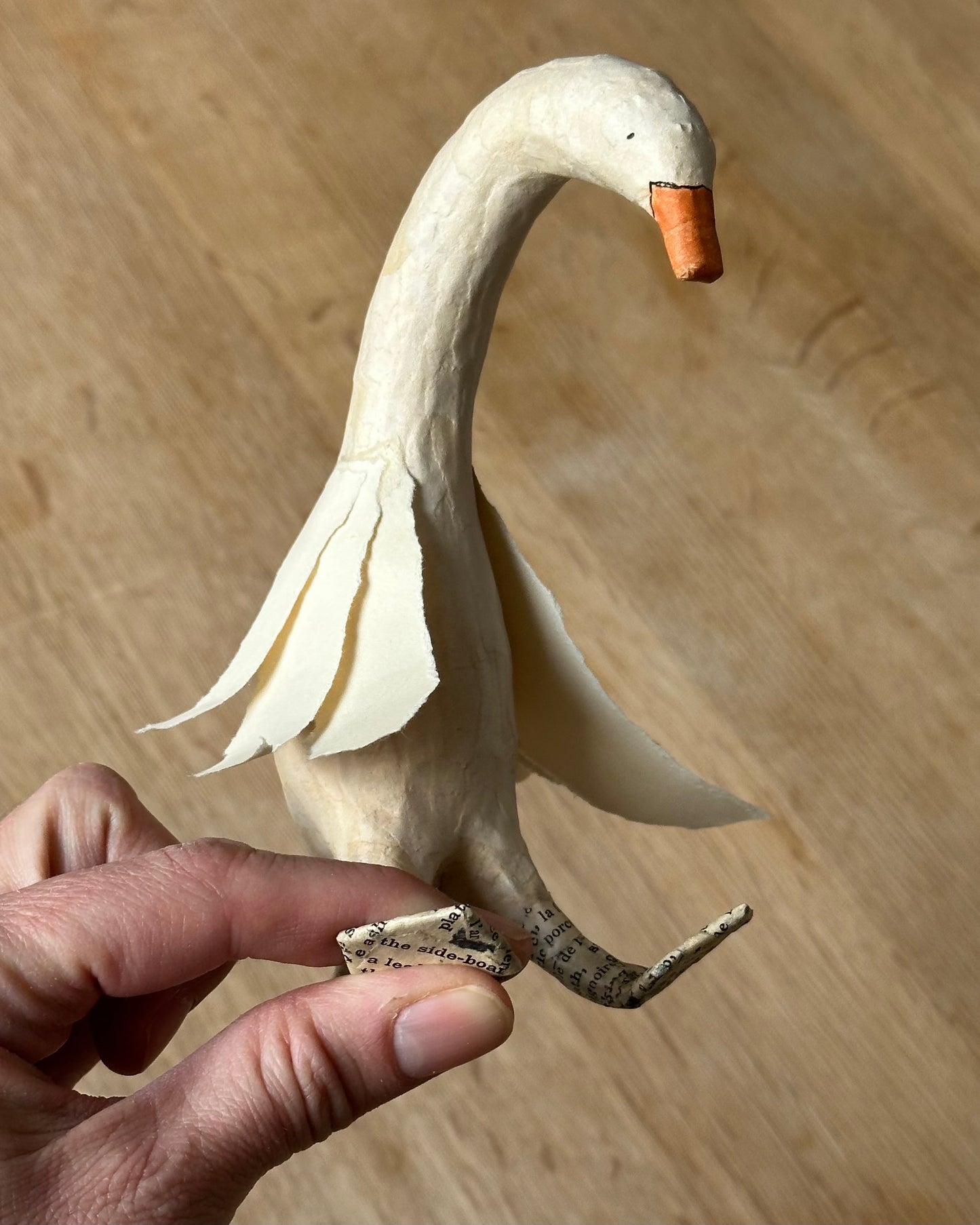 Toby zwaan van papier maché
