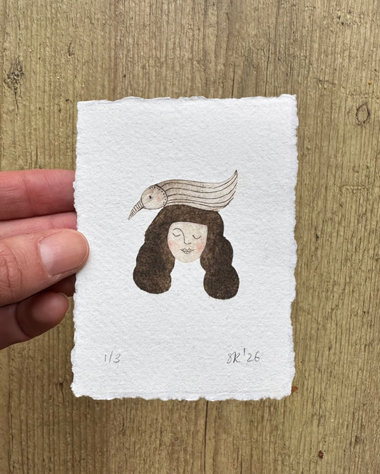 Vrouw met vogel in sepia - Tetrapak print 1 van 3